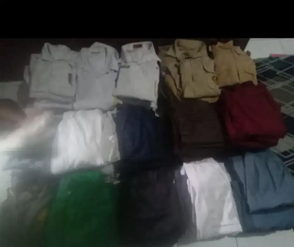 Baju seragam sekolah