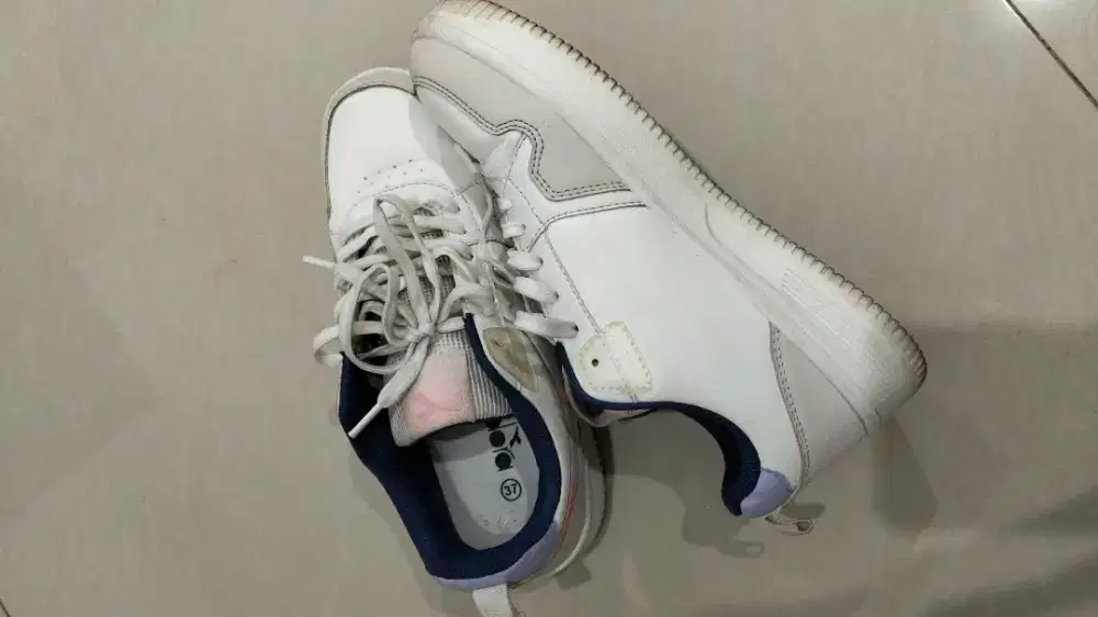 Sepatu sneakers diad*ra putih