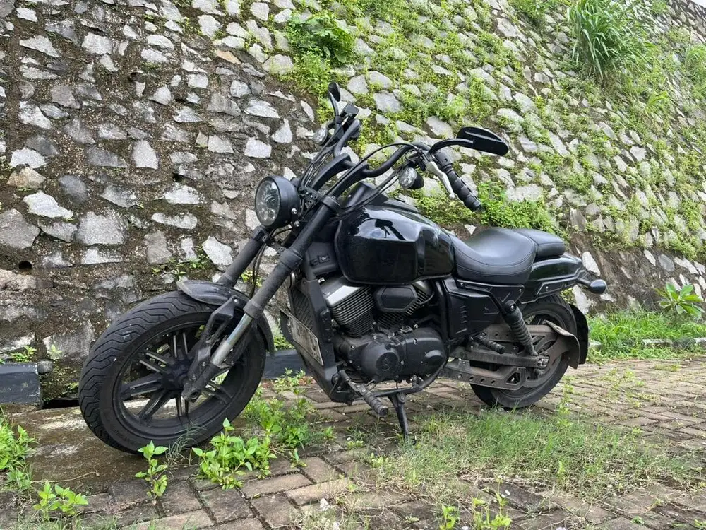 Keeway V250 FI Hitam