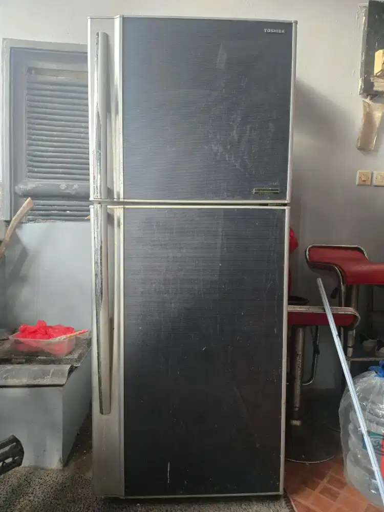 Kulkas toshiba jumbo