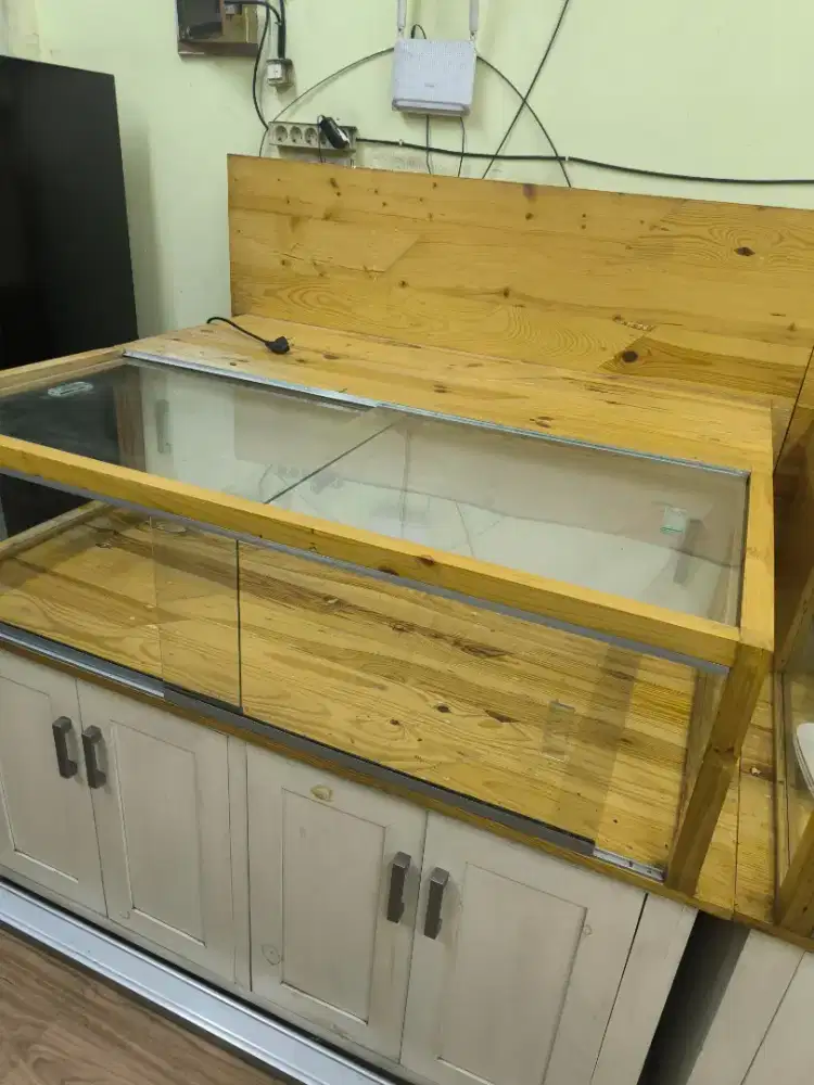 Dijual RUGI Segera Etalase Makanan Meja Kayu