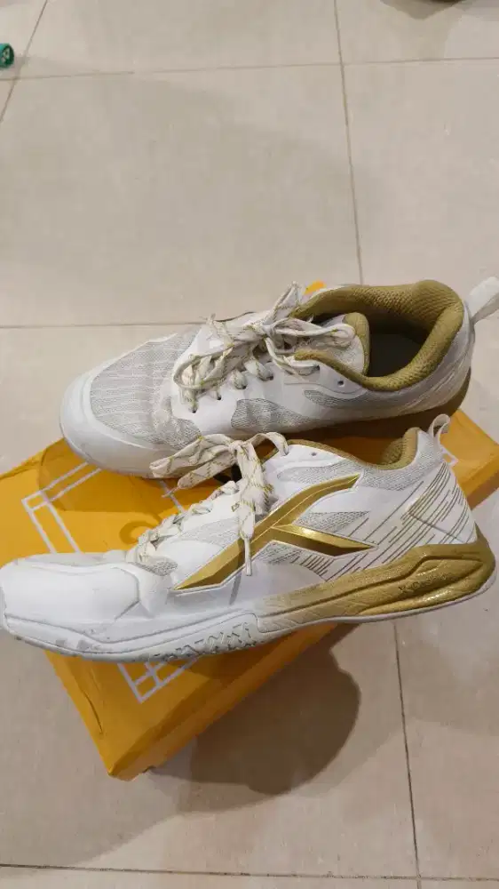 Sepatu Badminton Hundred Beast Max size 43 (26,5cm)