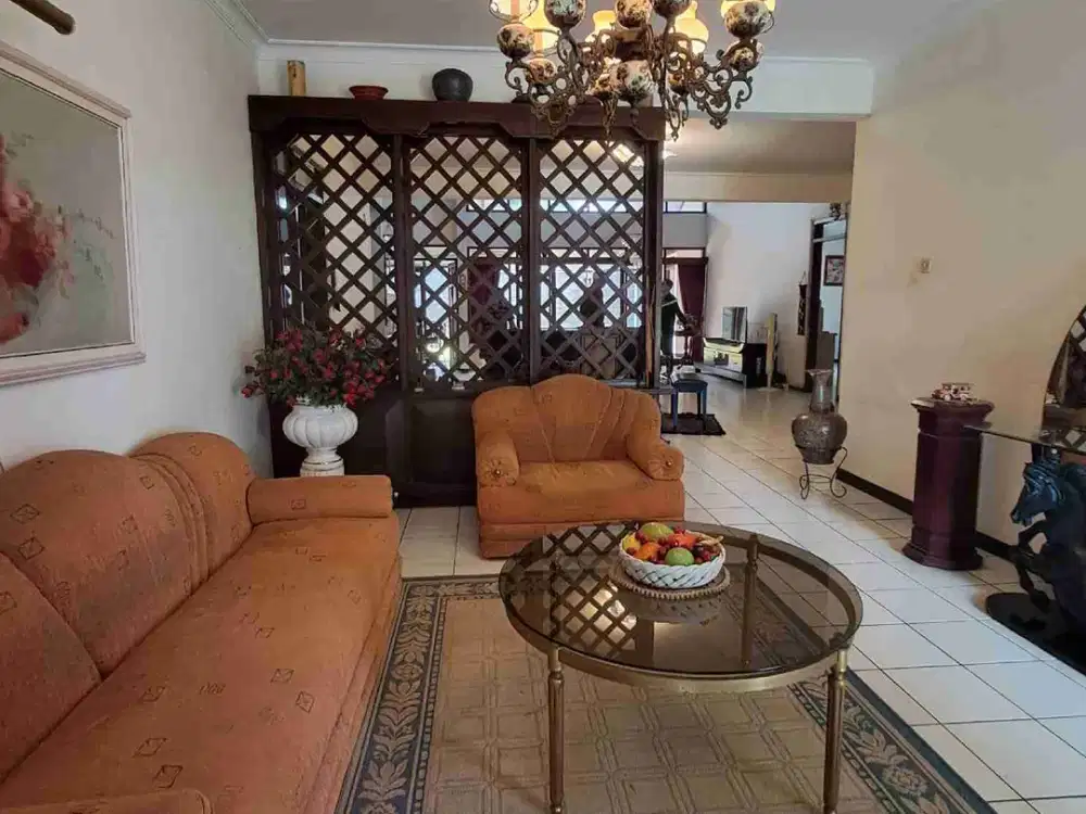 Rumah lawas yang homy full furnished dengan luas 500 m ada 3 kamar tidur dan muat 5 mobil juga taman di depan dan taman belakang bisa rumah tumbuh