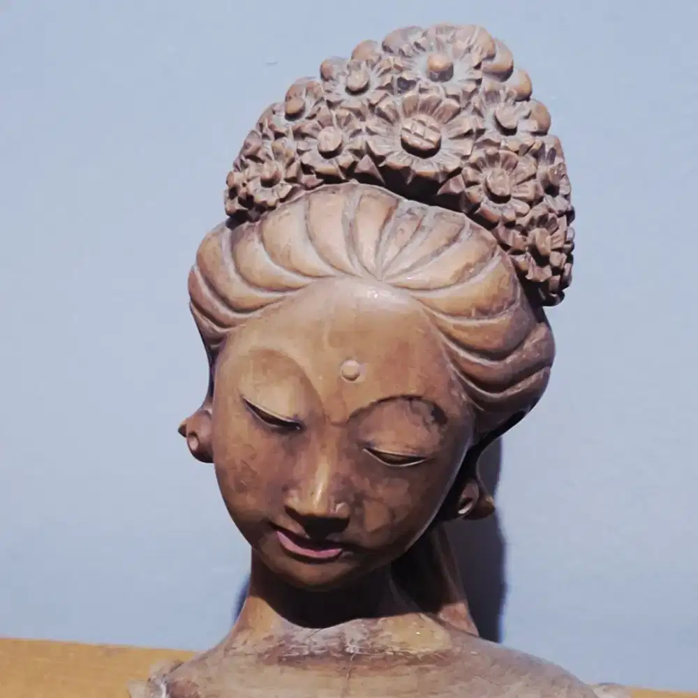 Patung Gadis Bali Antik