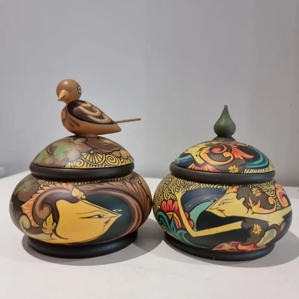 Cepuk kayu lukis vintage 1990s