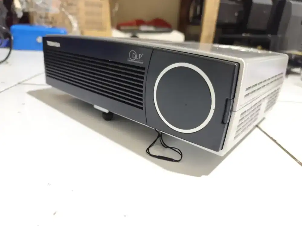 Proyektor Toshiba TDP-TW95 | Resolusi XGA | Siap Pakai | Anti Bintik