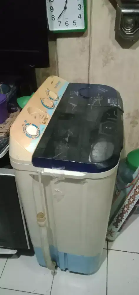 MESIN CUCI 2 TABUNG SANYO 8 KG .BARANG SIMPENAN MASIH BAGUS & NORMAL