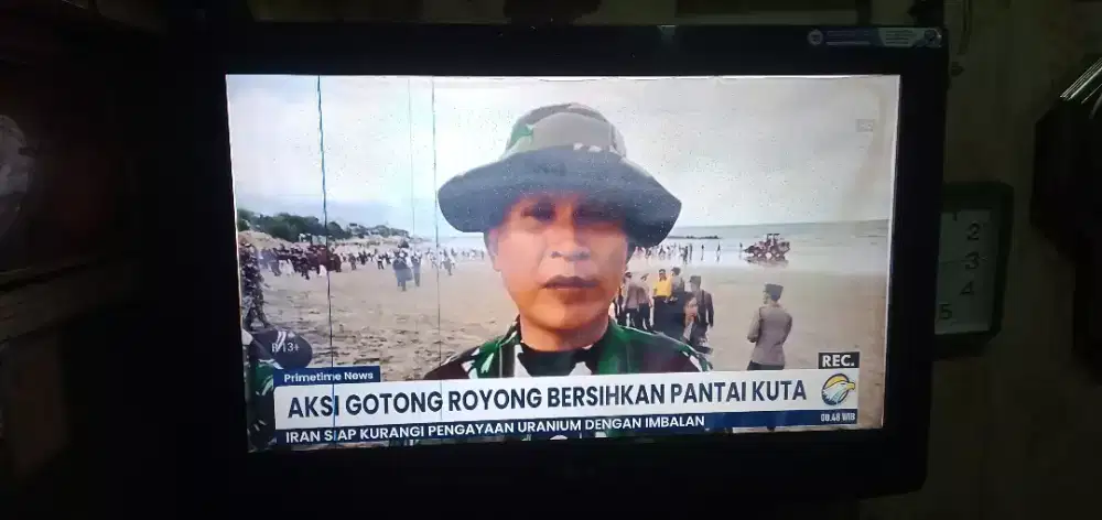 TV LCD MERK LG 32 IN HIDUP NORMAL ( MINUS POLARIS DALAM MINTA GANTI )