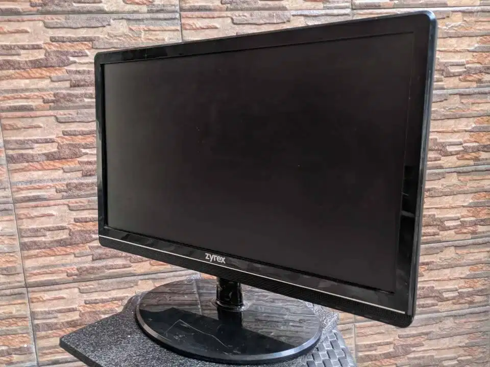 LCD MONITOR ZYREX 19 INCH MURAH MINUSAN