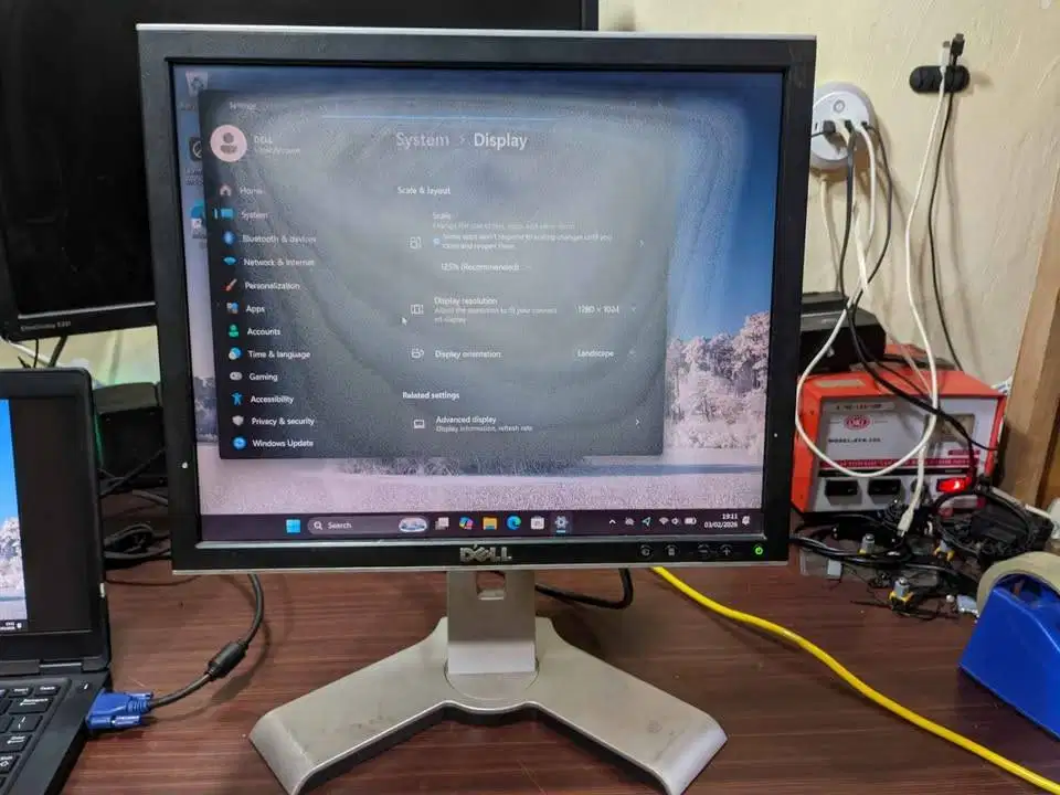 LCD DELL MONITOR 17 INCH KOTAK MINUS POLARIS STAND MASIH ORI