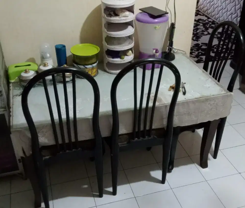 Meja makan 4 kursi