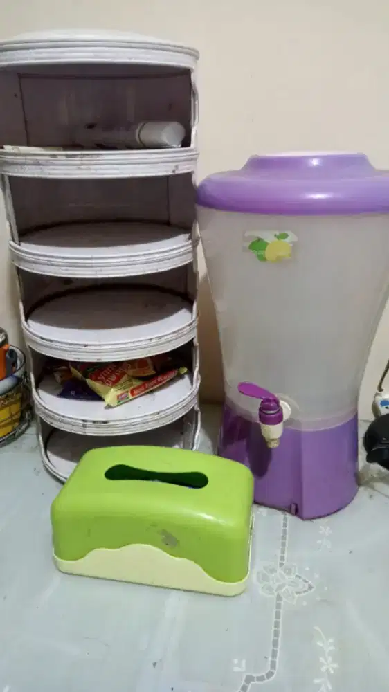 Tempat rak makanan, tempat air dan tisue