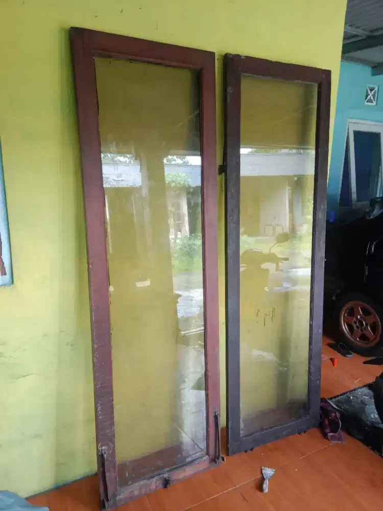 Daun jendela kayu kalimantan kuat