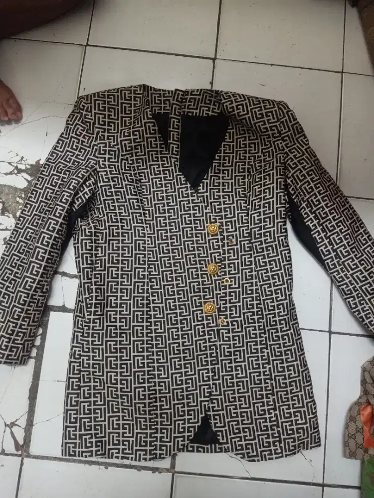 blazer wanita balmain L