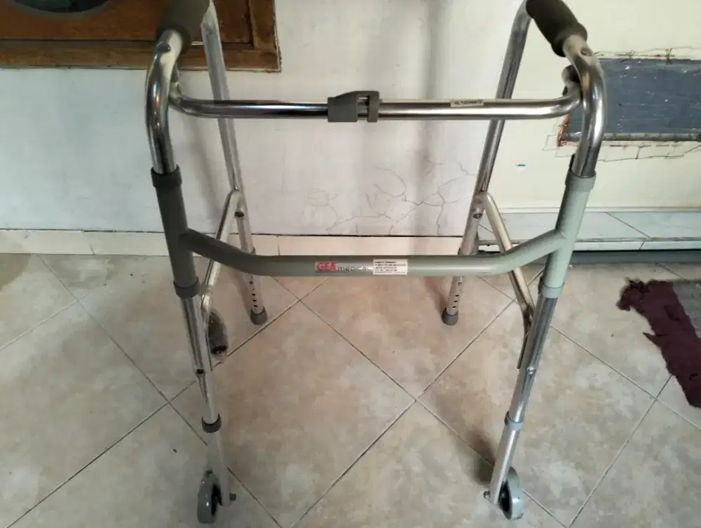 Alat Bantu Jalan (Walker) Lansia