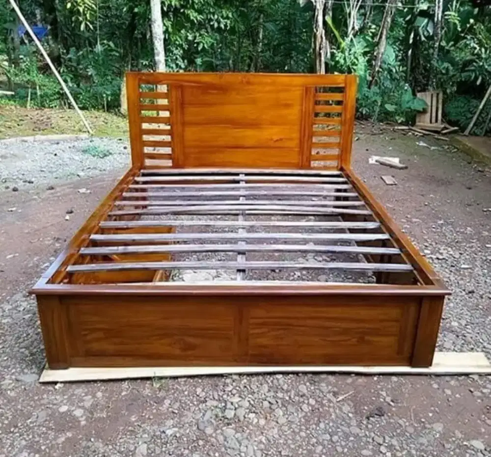 Tempat tidur kayu jati