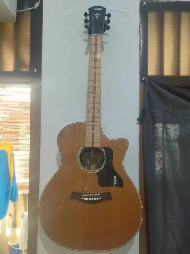 Gitar akustik Taylor Custom