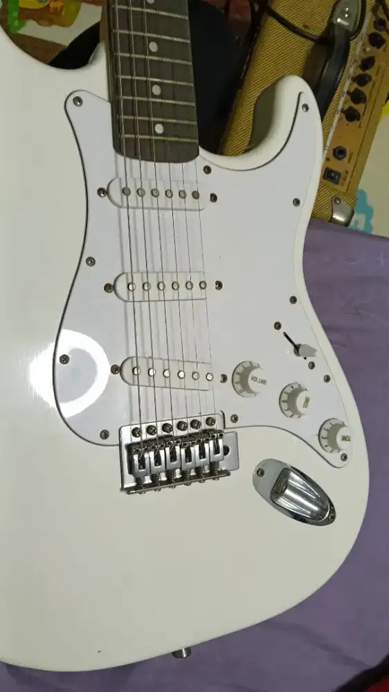 Gitar listrik kondisi bekas seperti baru