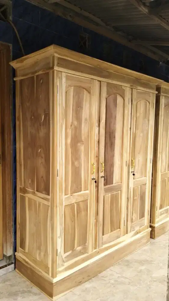 Lemari tiga pintu jati