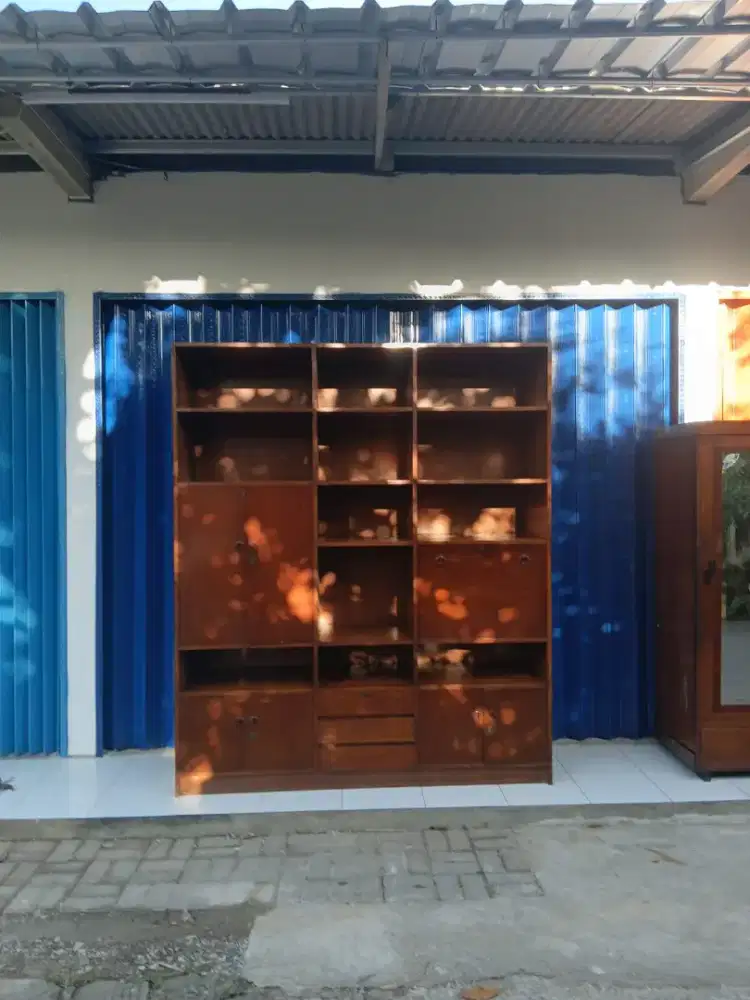 lemari display partisi tinggi jumbo antik
