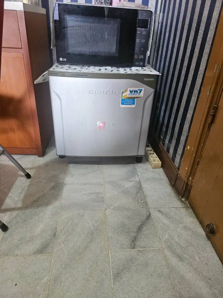 Dijual kulkas mini Toshiba glacio XD7