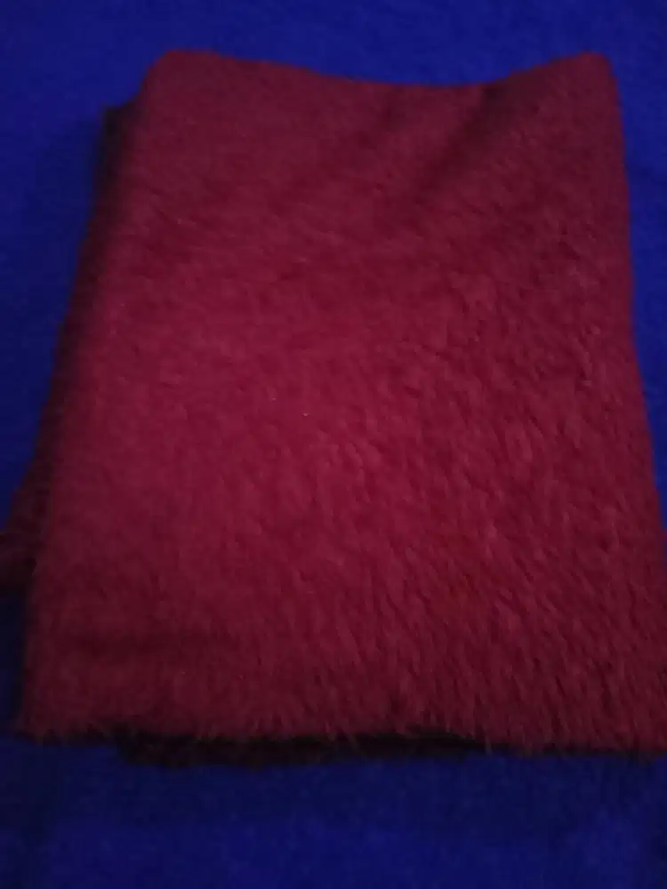 Karpet bulu buat santai warna maroon