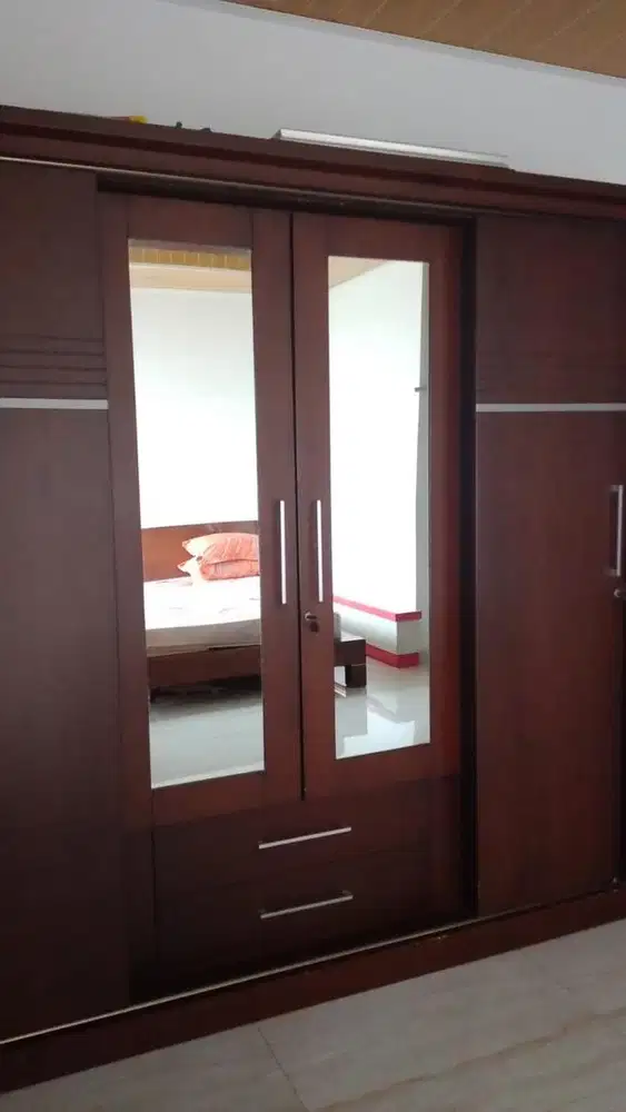 Dijual lemari set tempat tidur (bisa beli terpisah) kondisi sgt baik