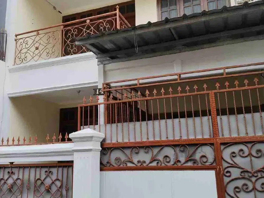 DISEWA RUMAH DEKAT TIPTOP RAWAMANGUN 3 KT