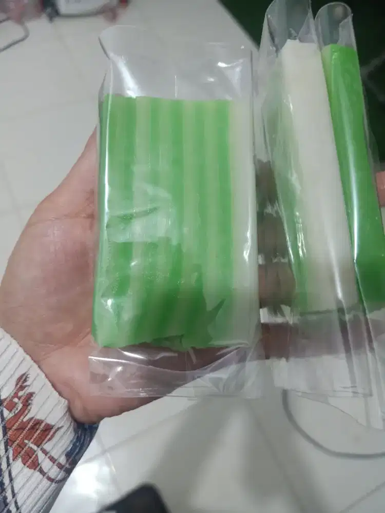 Jual segala macam jajan pasar