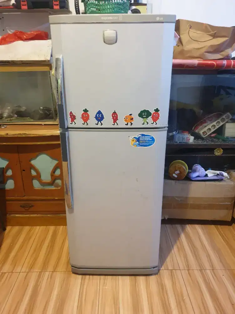 Di jual kulkas 2 pintu merk LG kondisi normal dingin beku SIAP PAKAI