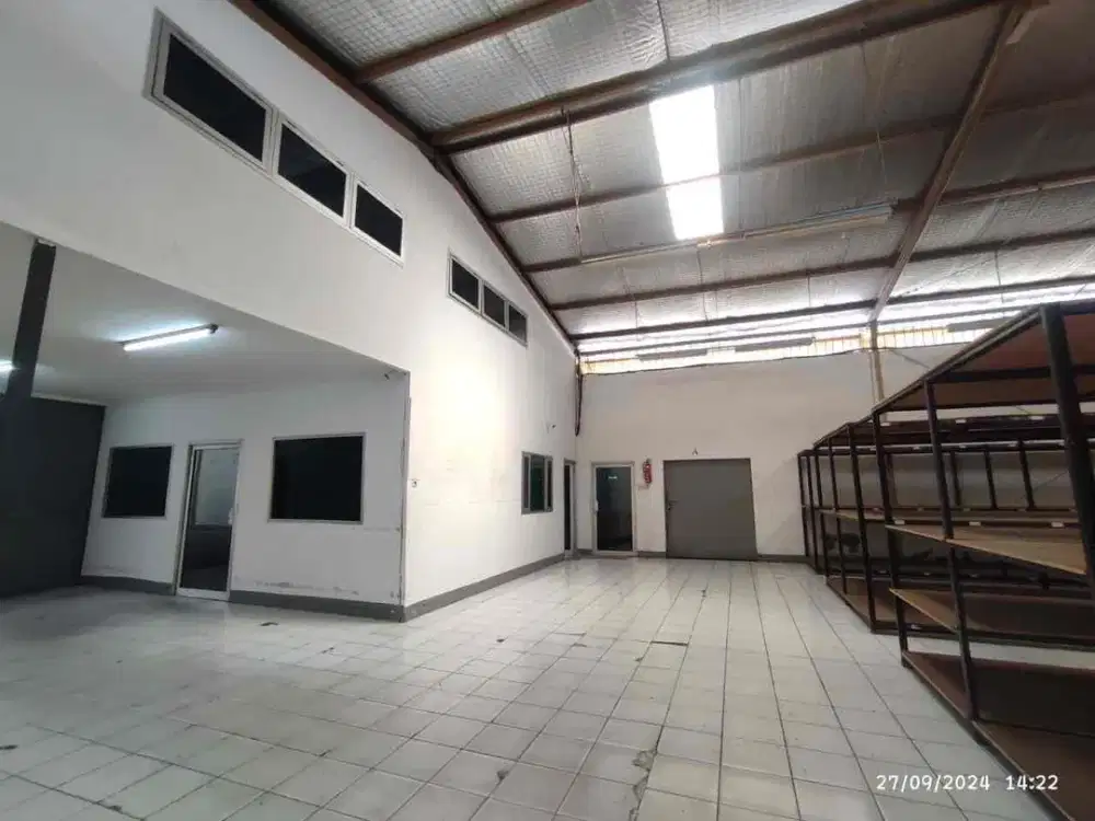 LT 1939						LB 1500						parkir luas msk 15 truck								listrik 16,5KVA				sible							kamar mandi				ruang meeting												hrg 895jt