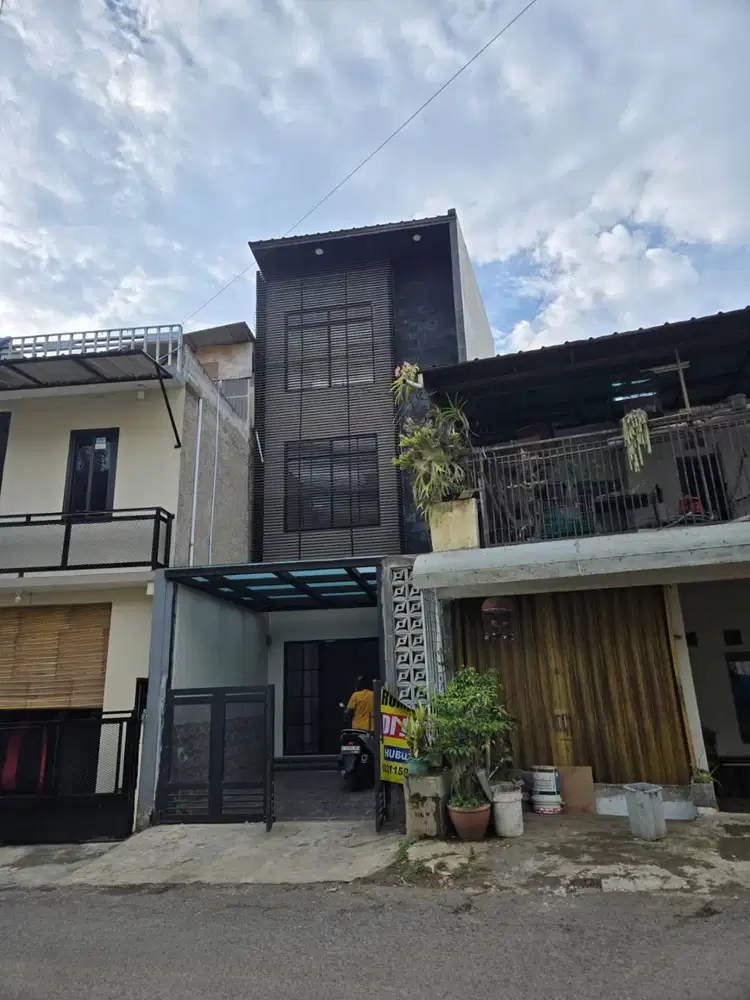 Jual Rugi RUmah 2,5 Lantai DI sindanglaya Bandung Rooftop semi Furnish
