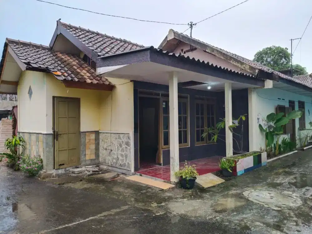 Rumah  Cat Baru 3 kamar Berlantai dinding Keramik