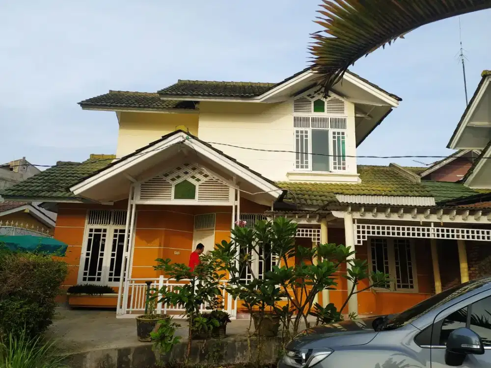 VILLA TINGKAT DUA NYAMAN DAN SEJUK DI KOMPLEK PALM GARDEN, PUNCAK - KAB. CIANJUR (DEKAT DENGAN TAMAN CIBODAS)