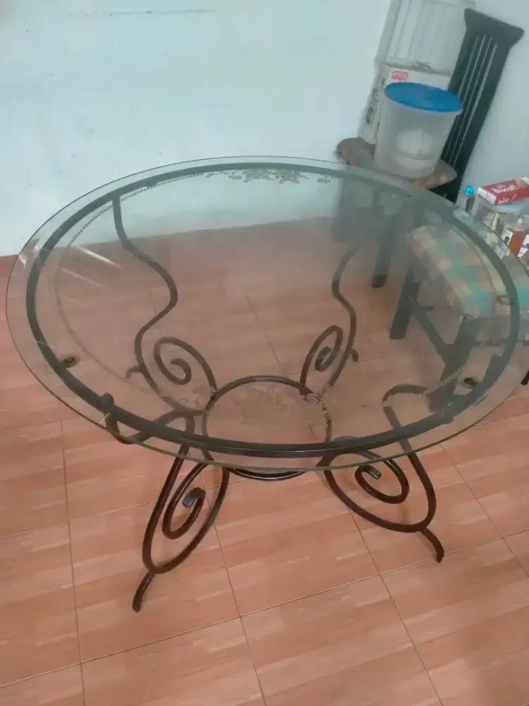 Meja makan dan kursi