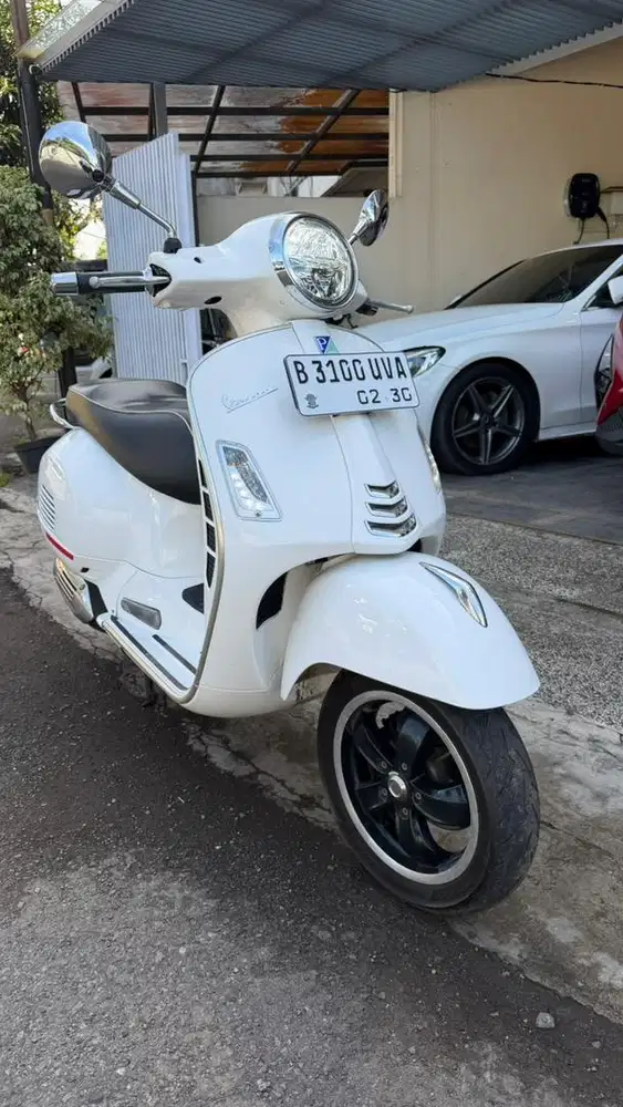 Vespa GTS 150 Putih Tahun 2019
