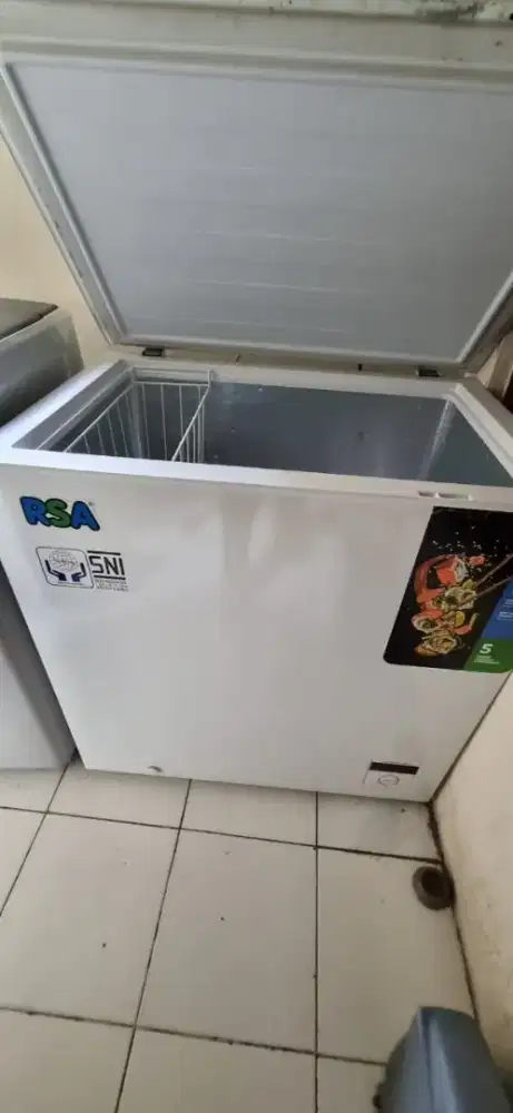 FREEZER BOX GEA / RSA CF 210, BARU DIPAKAI 7 BULAN