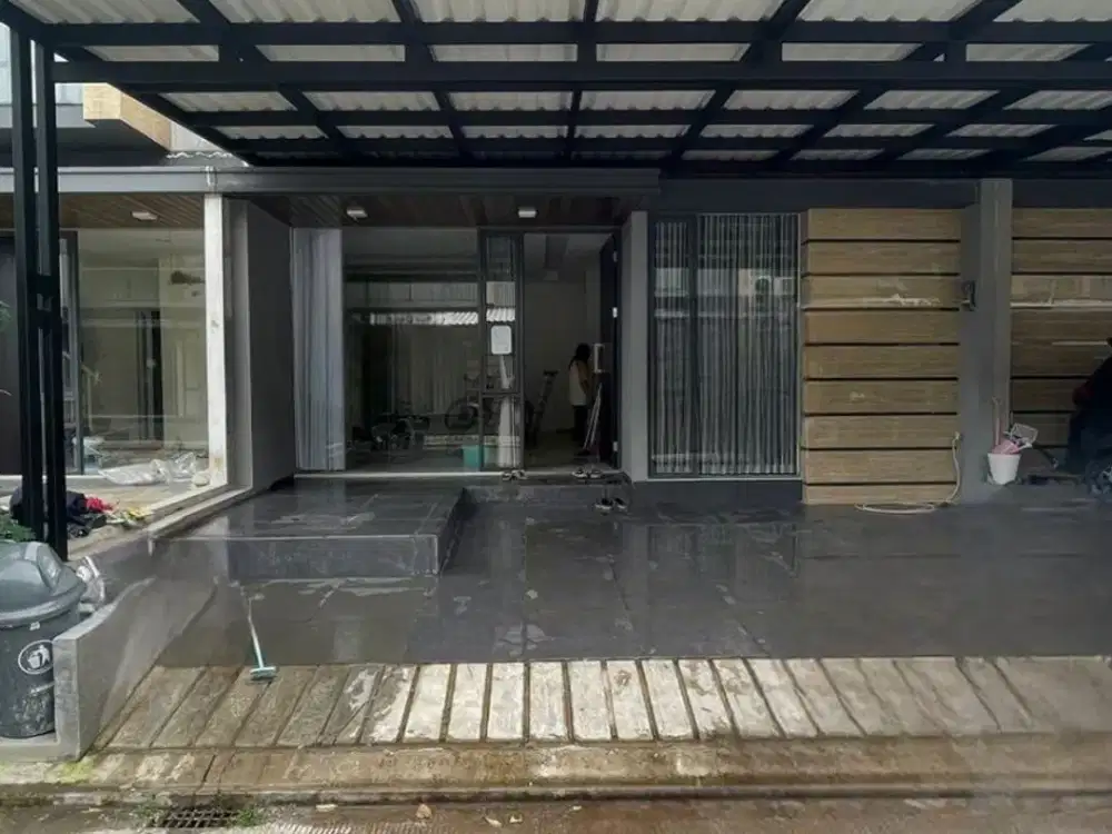 Rumah 2,5 Lantai First Stone Cluster Agate Full Renovasi Jual Murah