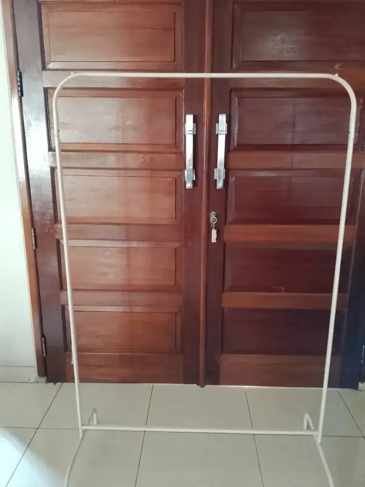 Gantungan Baju Minimalis