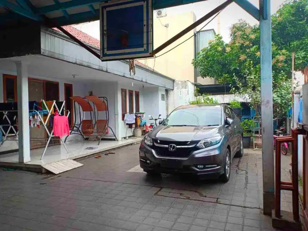 Rumah hitung tanah LT di pinggir jalan strategis di Rawabelong jakarta barat