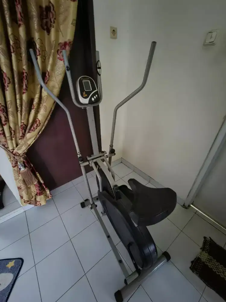 Sepeda statis merk Advance minus