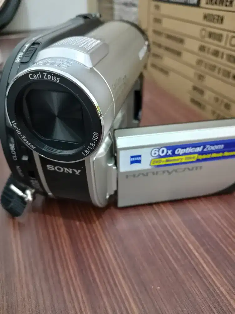 Handycam Sony dan tripod kondisi prima