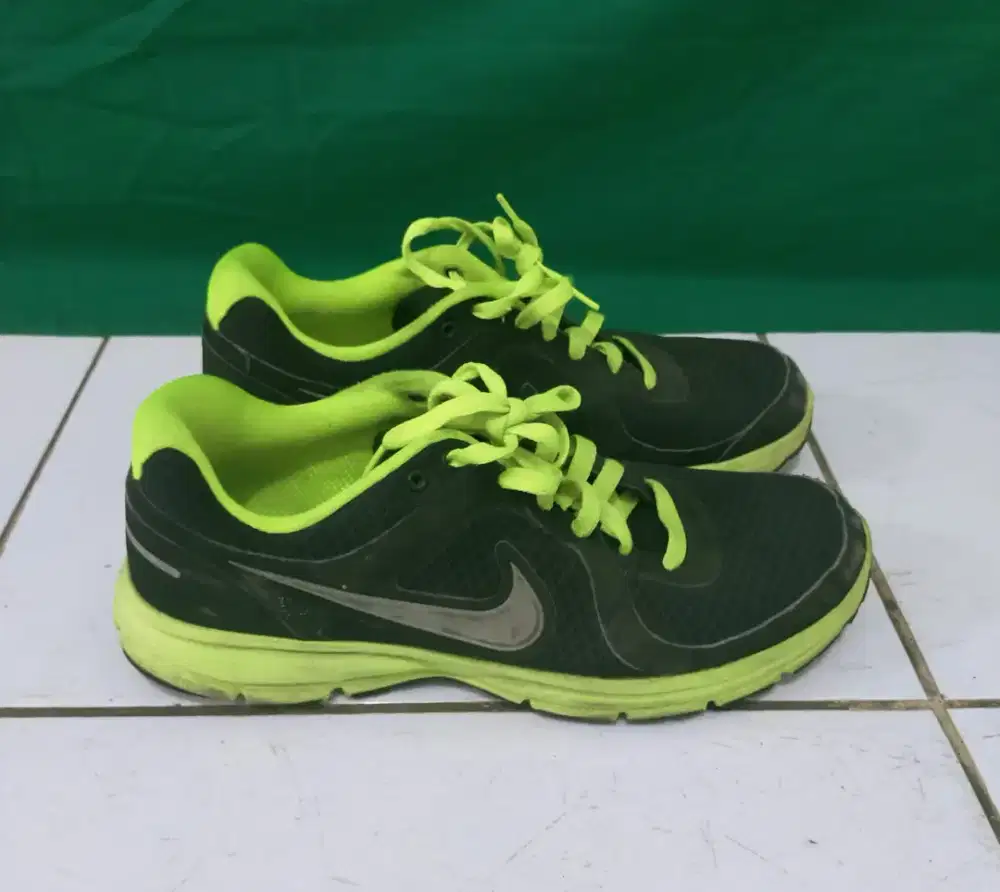 Sepatu pria ukuran 43