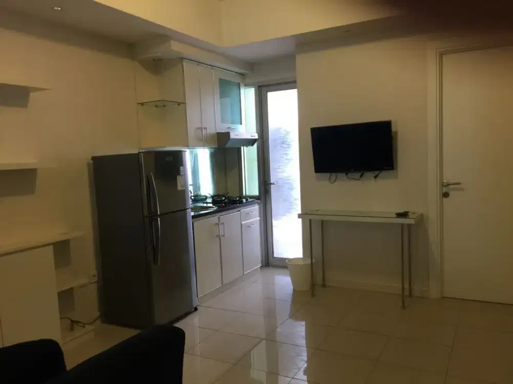 ready disewakan apartemen green lake sunter,tipe 2bedrooms full furnished,view danau,hadap selatan,AC 3