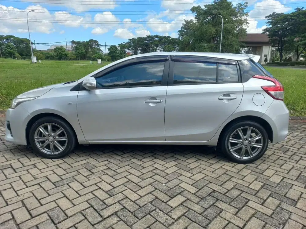 Mobil Yaris 2015 warna silver G Matic