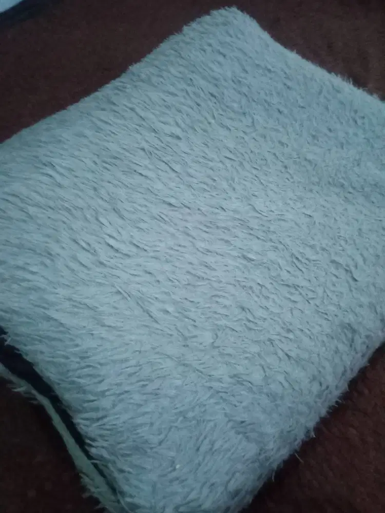 Karpet bulu warna abu-abu