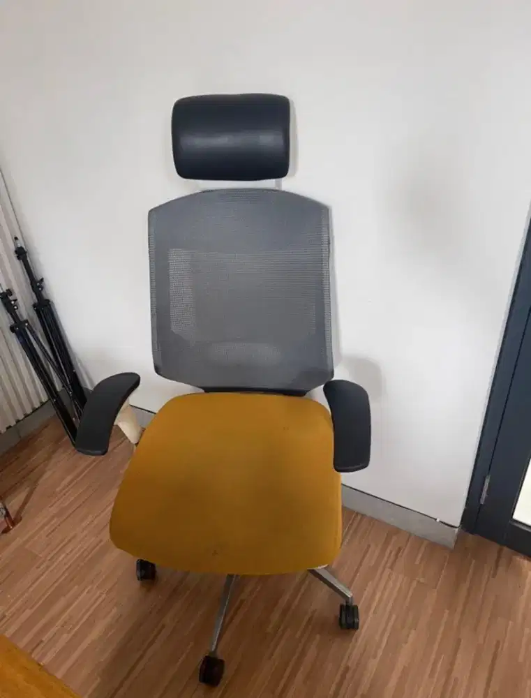 Kursi kantor / kursi kerja ergonomis