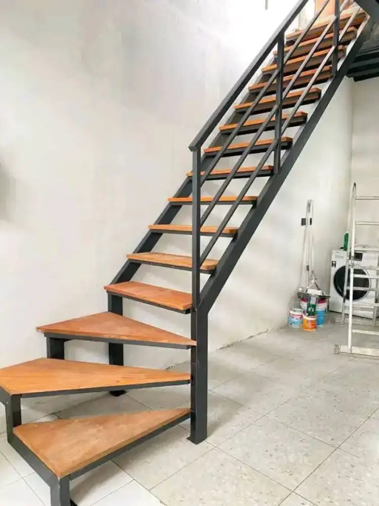 Tangga rebah injakan kayu