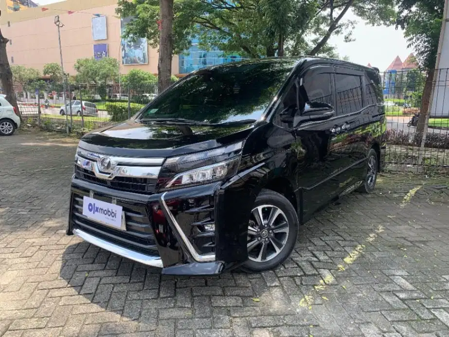 DP MURAH Toyota Voxy 2.0 Bensin-AT 2018 Hitam CSFDB