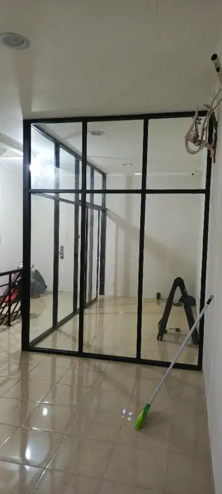 Partisi kaca dan aluminium